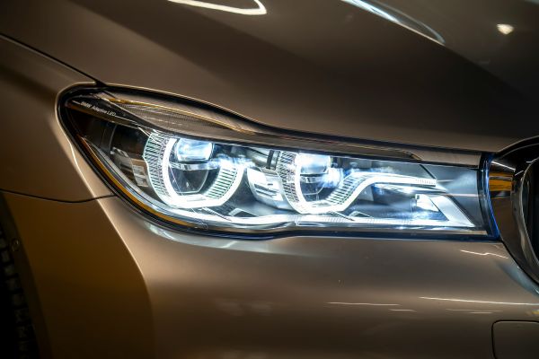 Éblouissement nocturne : pourquoi les phares LED ont changé la donne au volant